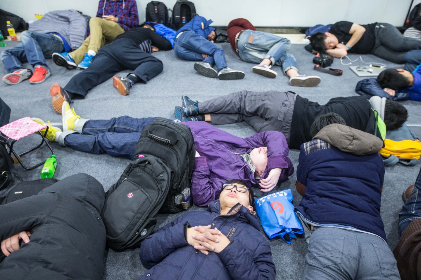 Apple Fans Wait For The Largest Apple Store In Asia To Open In Hangzhou