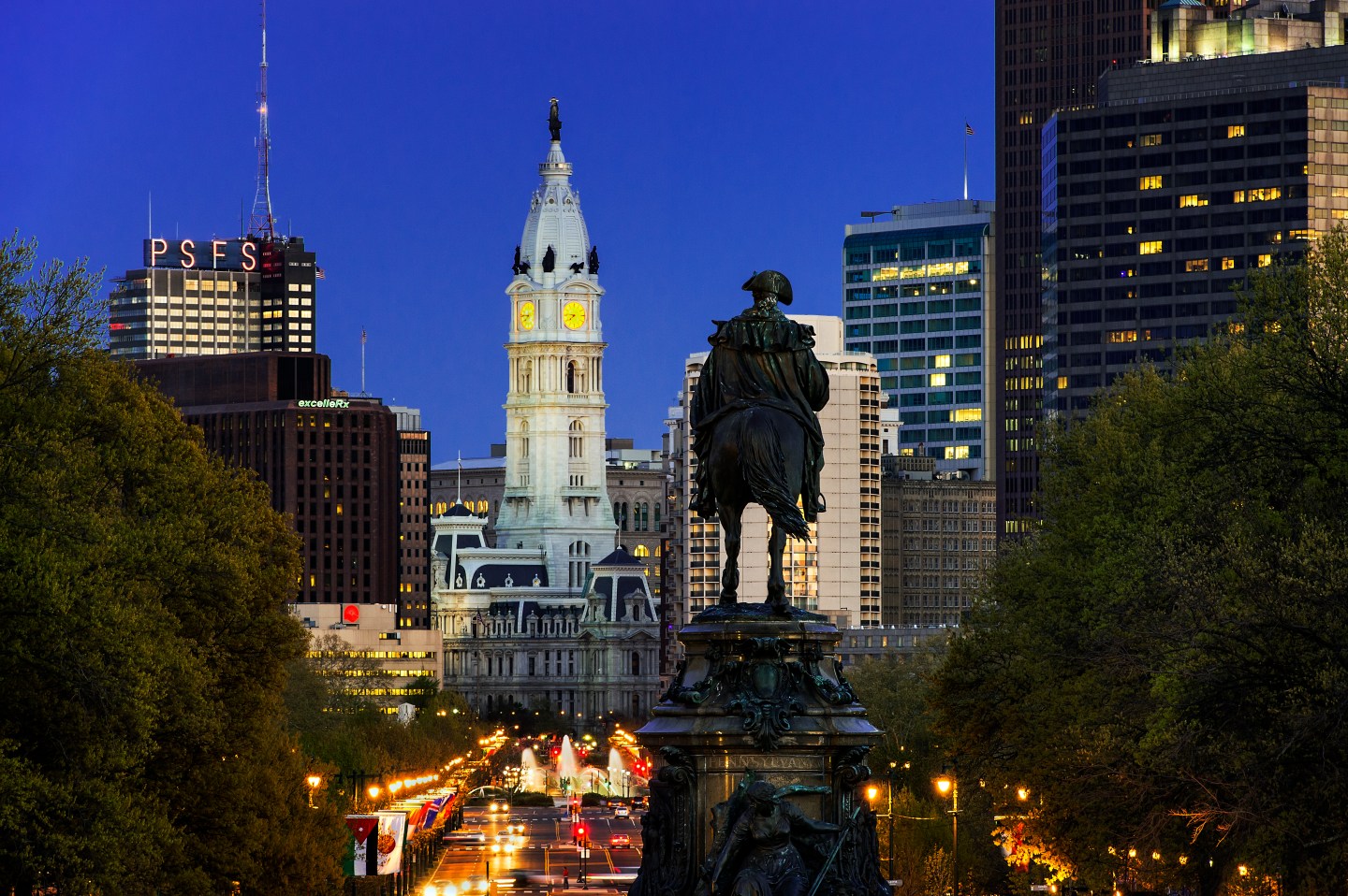 Ben Franklin Parkway and City Hall at night