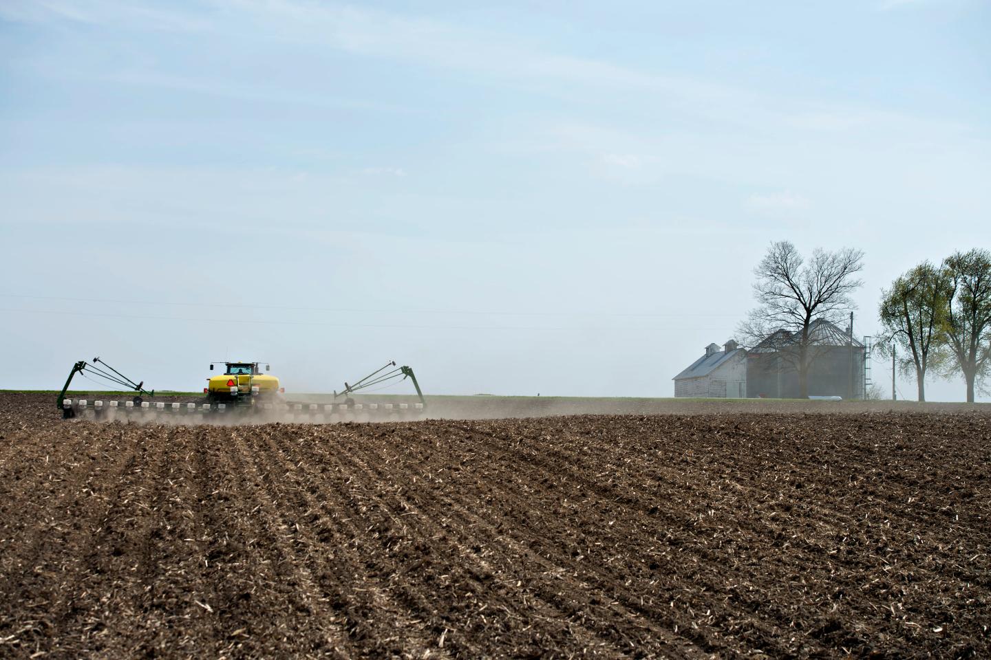  A Deere &amp; Co John Deere 8130 tractor pulls a 24-row planter 