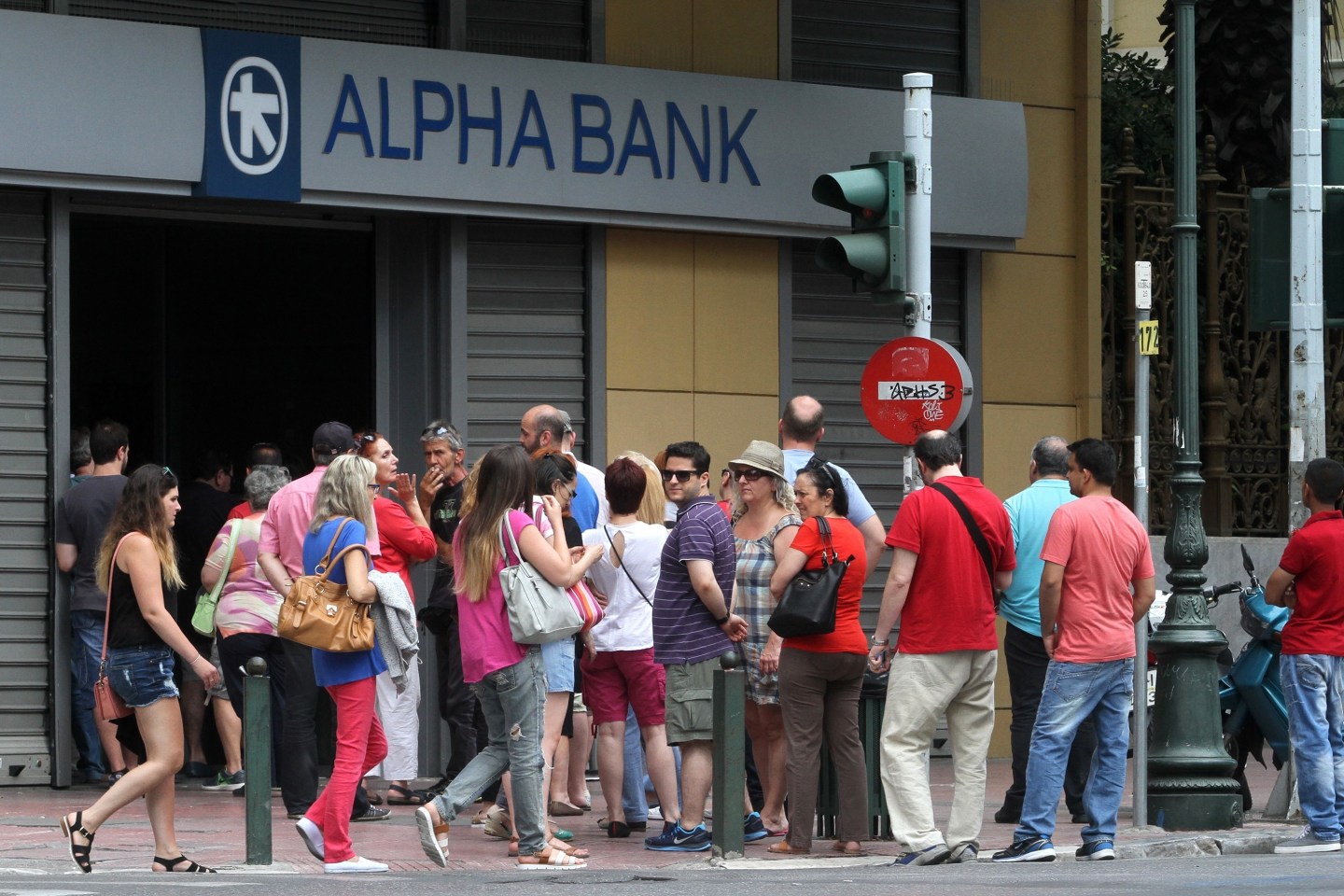 Greeks withdraw their cash from ATMs