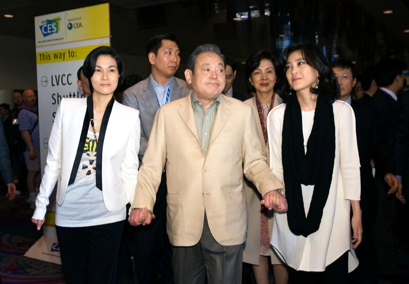 Samsung Electronics Chairman Lee with his daughters prepare to leave after touring the Samsung booth at the CES in Las Vegas. 2012