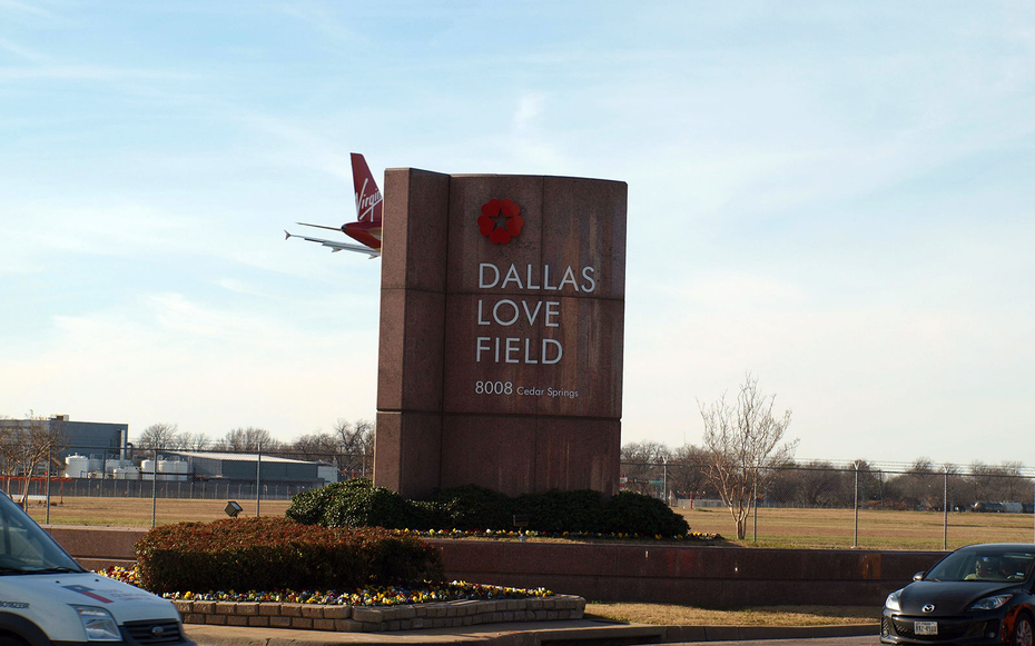 Dallas, Texas, USA. 16th December, 2014. Workers of Southwest Airlines Ramp,Operations, Provisioning, Freight Agents of Local 555, Transportation Workers Union of America, AFL-CIO, picketed outside the entrance of Love Field in Dallas, today, 16 December