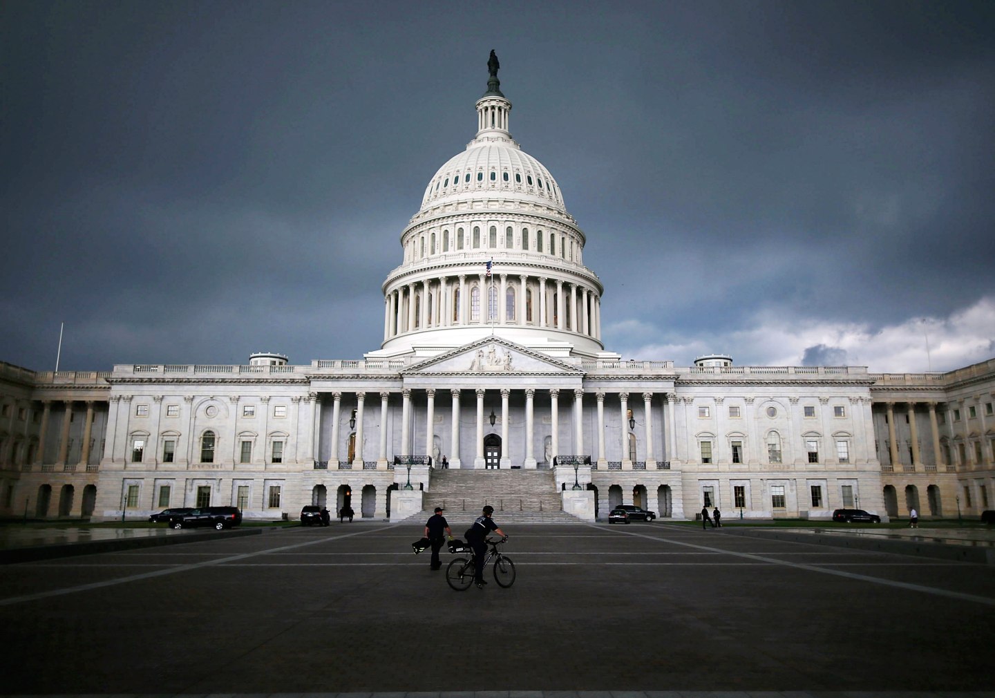 Large Storm System From Midwest Makes Its Way East