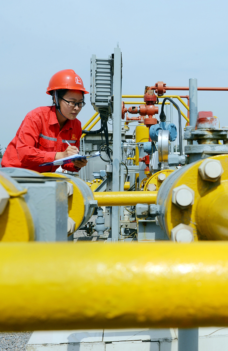 China hopes to fire up economy with cheaper gas