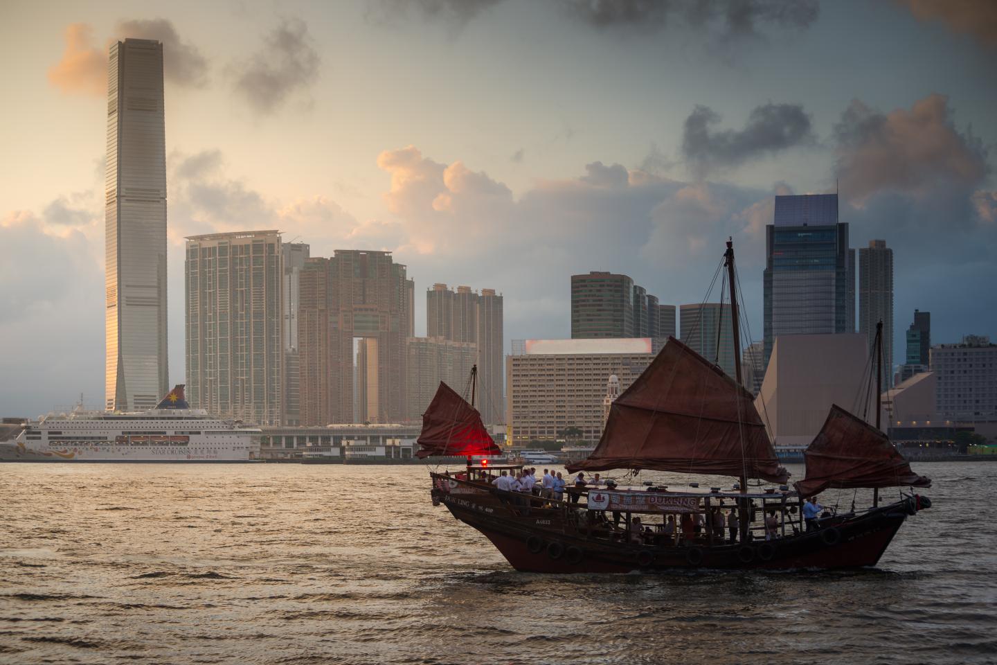 Aqua Luna (Cheung Po Tsai): red-sail tour boat along Victoria Harbour from Hong Kong