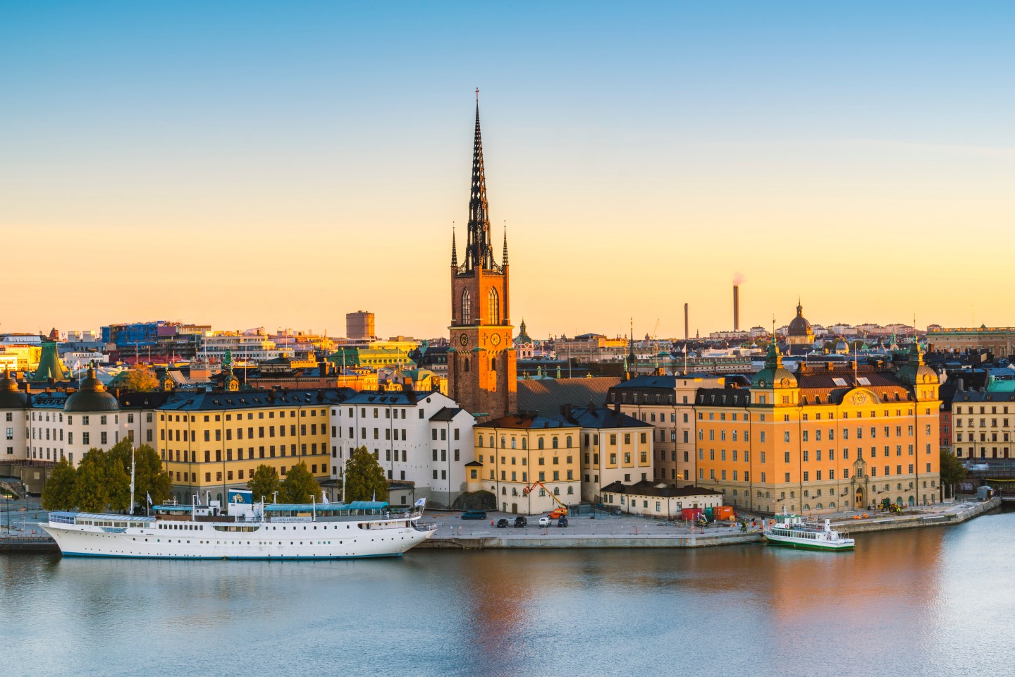 Sweden, Stockholm, High angle view over Riddarholmen and Riddarholmskyrkan church at sunrise