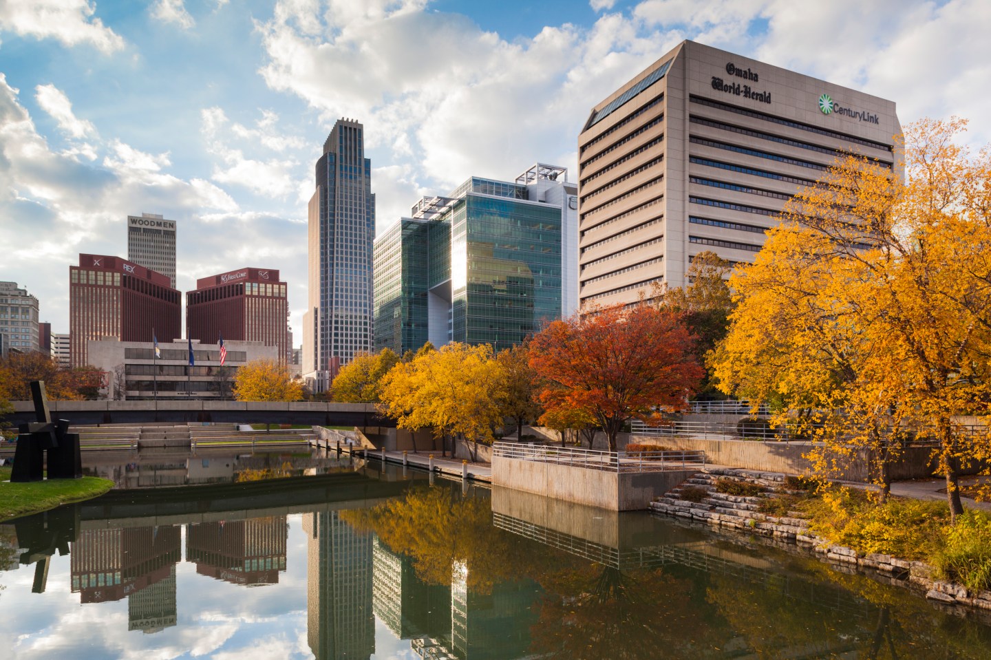 USA, Nebraska, Omaha, Gene Leahy Mall, skyine, late afternoon