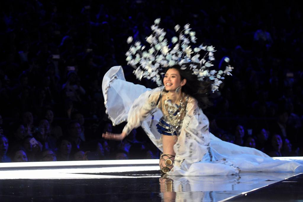 Chinese model Ming Xi falls during the 2017 Victoria's Secret Fashion Show.