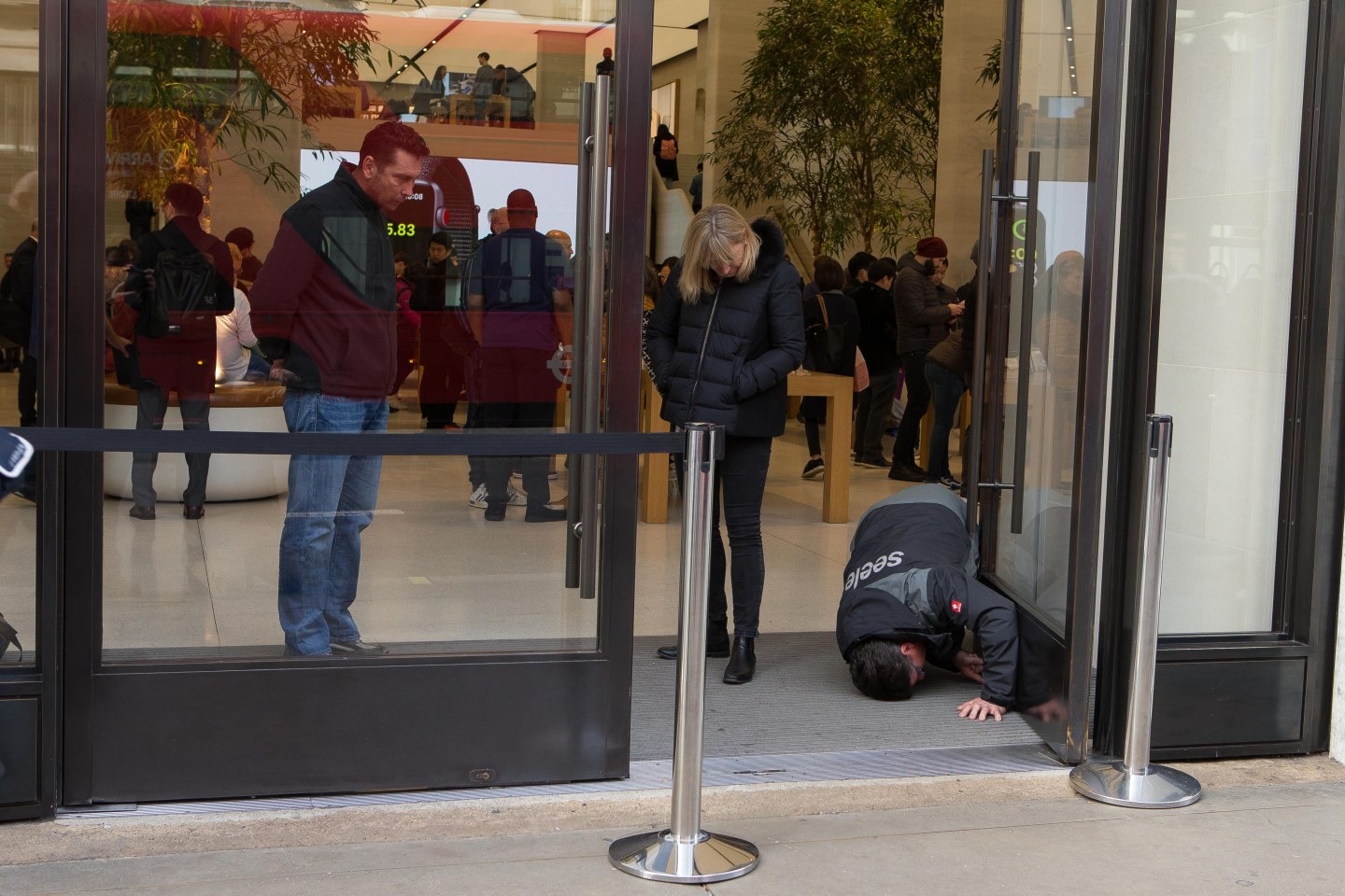 Apple store raided by armed attackers, London, UK - 13 Nov 2017