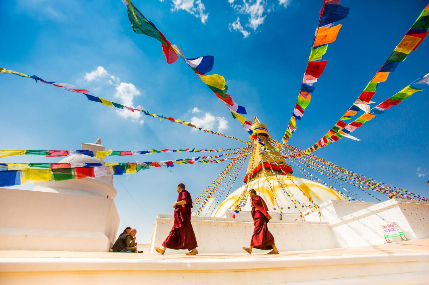 Buddhist monks walking around stupa at Bouddha (Boudhanath temple, UNESCO World Heritage Site, Kathmandu, Nepal, Asia