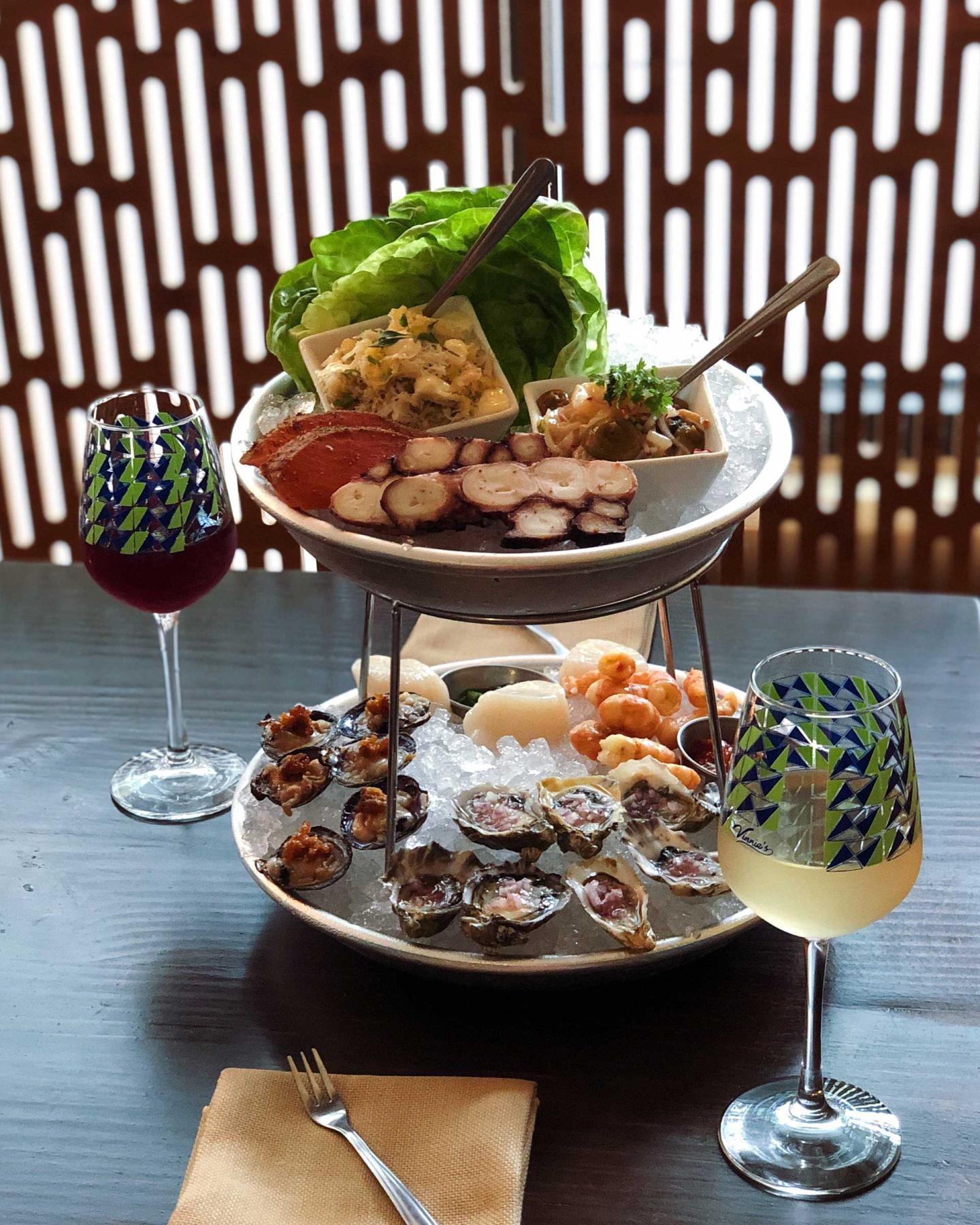 Seattle-Restaurants-Vinnie's-Raw-Bar-Oysters-Wine