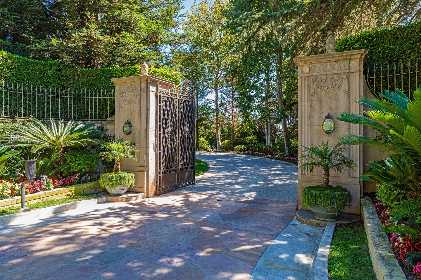 casa-encantada-10644-bellagio-road-gate