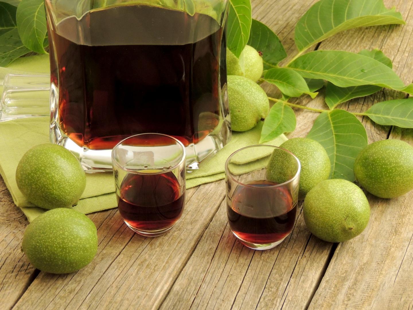 Liquore nocino fatto in casa