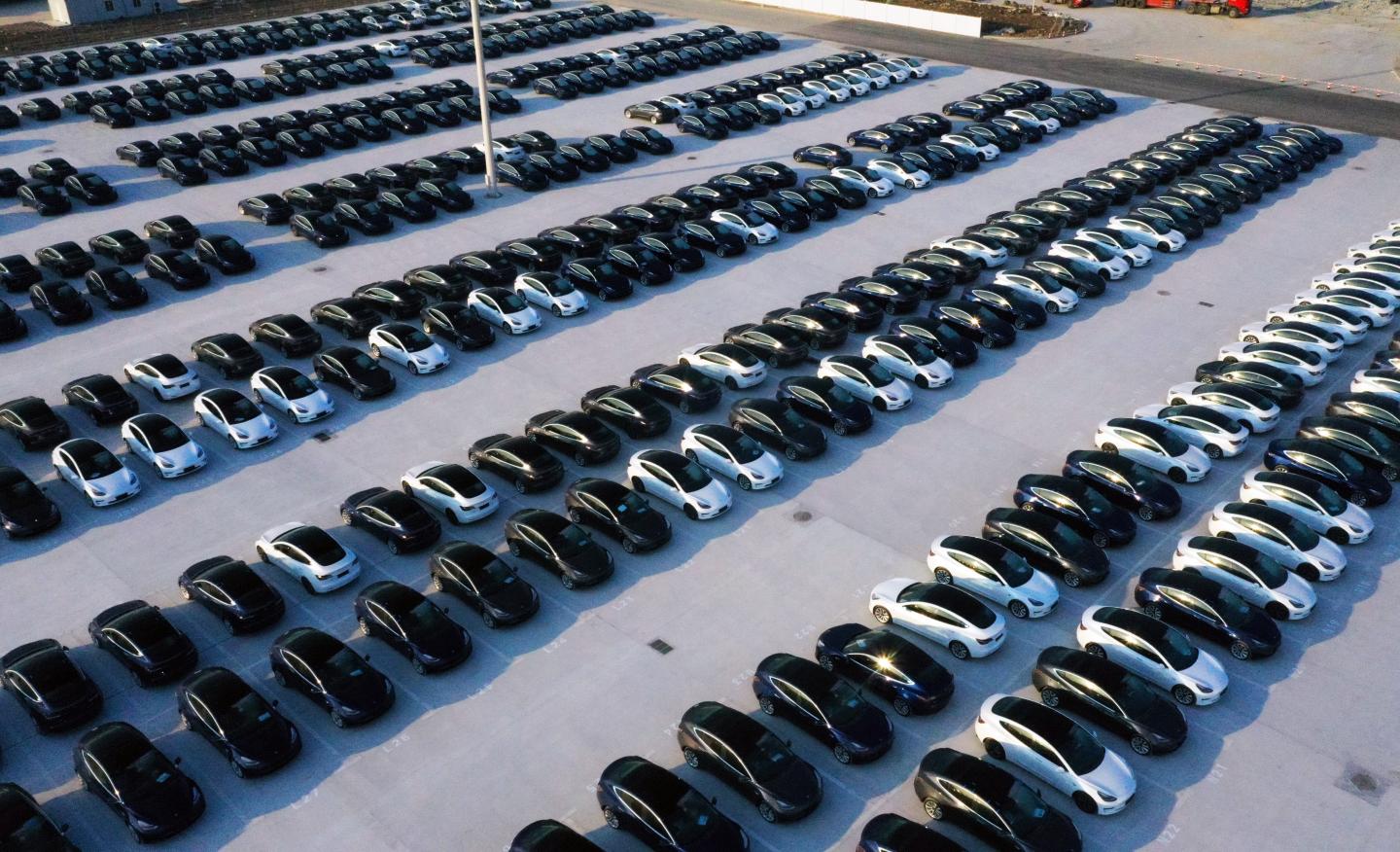 SHANGHAI, CHINA - DECEMBER 7, 2019 - Aerial photo of Tesla super factory in New Lingang District, Shanghai. The number of black and white model 3 cars in the parking lot is about 500. Shanghai, China, December 7, 2019.- PHOTOGRAPH BY Costfoto / Barcroft Media (Photo credit should read Costfoto / Barcroft Media via Getty Images)