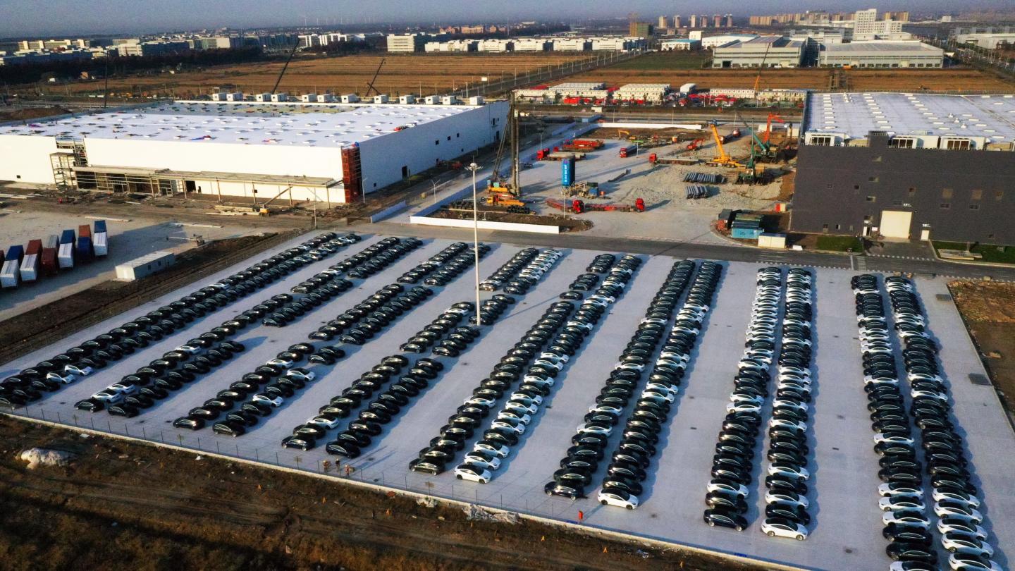 SHANGHAI, CHINA - DECEMBER 7, 2019 - Aerial photo of Tesla super factory in New Lingang District, Shanghai. The number of black and white model 3 cars in the parking lot is about 500. Shanghai, China, December 7, 2019.- PHOTOGRAPH BY Costfoto / Barcroft Media (Photo credit should read Costfoto / Barcroft Media via Getty Images)