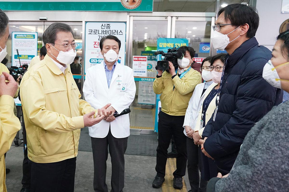 DAEGU, SOUTH KOREA - FEBRUARY 25: In this handout image provided by South Korean Presidential Blue House, South Korean President Moon Jae-in, (L) meets with medical members at the Daegu Medical Center on February 25, 2020 in Daegu, South Korea. Government has raised the coronavirus alert to the "highest level" as confirmed case numbers keep rising. Government reported 144 new cases of the coronavirus (COVID-19) bringing the total number of infections in the nation to 977, with the potentially fatal illness spreading fast across the country. (Photo by South Korean Presidential Blue House via Getty Images)