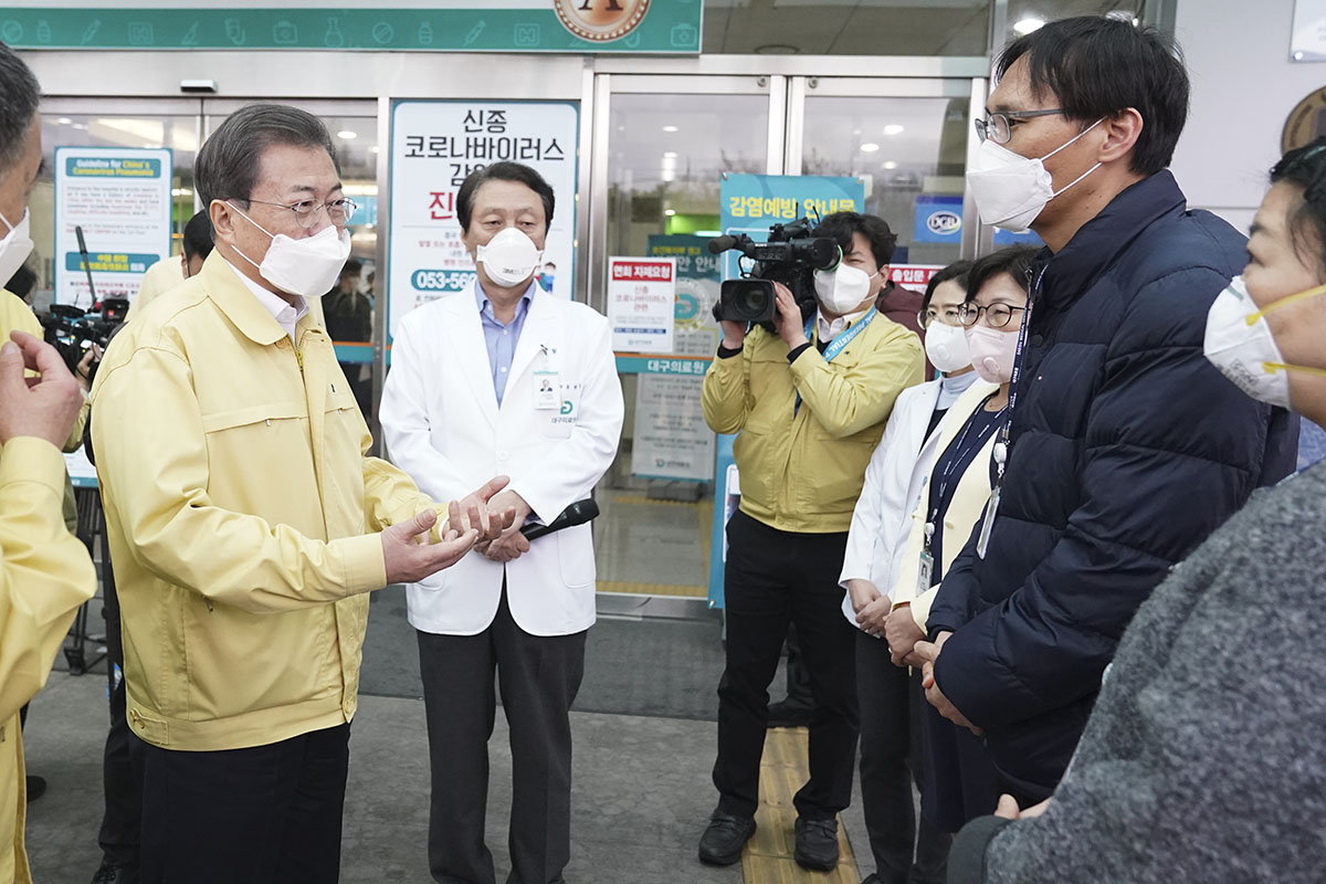 DAEGU, SOUTH KOREA - FEBRUARY 25: In this handout image provided by South Korean Presidential Blue House, South Korean President Moon Jae-in, (L) meets with medical members at the Daegu Medical Center on February 25, 2020 in Daegu, South Korea. Government has raised the coronavirus alert to the "highest level" as confirmed case numbers keep rising. Government reported 144 new cases of the coronavirus (COVID-19) bringing the total number of infections in the nation to 977, with the potentially fatal illness spreading fast across the country. (Photo by South Korean Presidential Blue House via Getty Images)