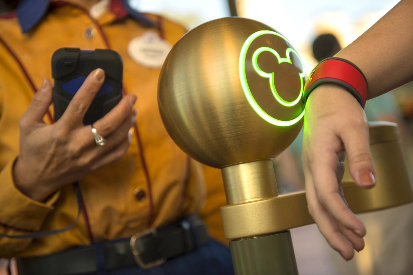 DES.084.Disney-MagicBand