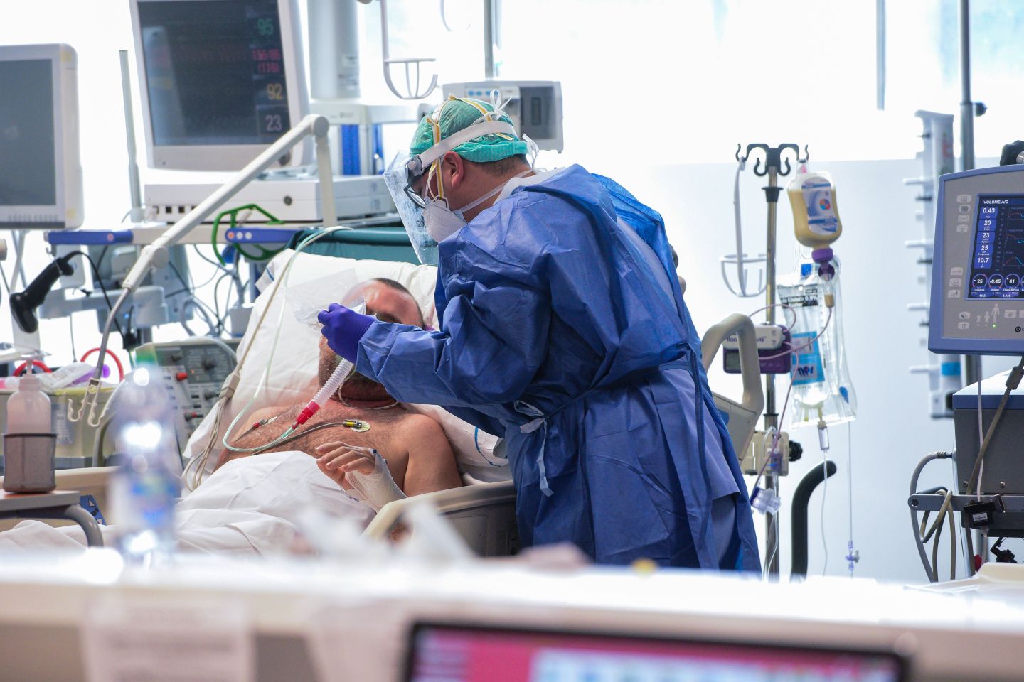 TOPSHOT - A medical worker wearing a face make and protection gear tends to a patient inside the new coronavirus intensive care unit of the Brescia Poliambulanza hospital, Lombardy, on March 17, 2020. (Photo by Piero CRUCIATTI / AFP) (Photo by PIERO CRUCIATTI/AFP via Getty Images)