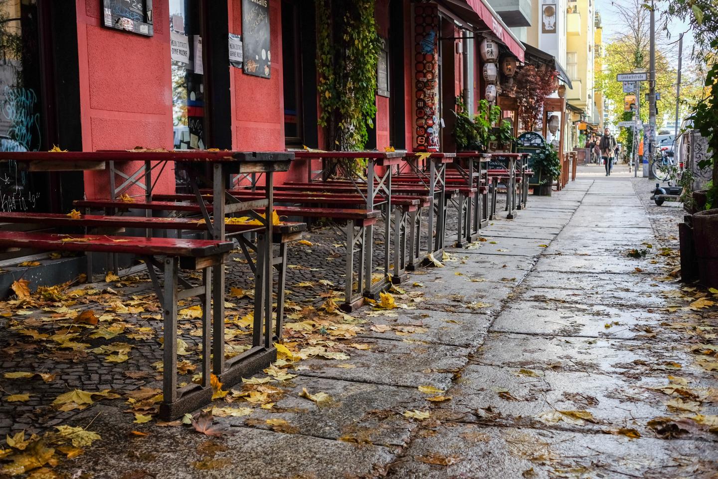 Empty tables of a restaurant in Sonntagstraße in Friedrichshain in Berlin. Federal and state governments have decided on a partial lockdown for the month of November. Wire photography: Jens Kalaene—dpa-Zentralbild/ZB
