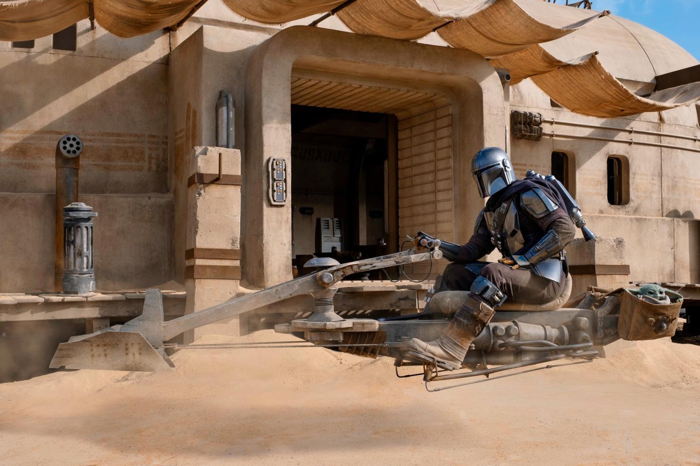 DIS.03.21.Mandalorian-huc2-016093_r_1690d0c4