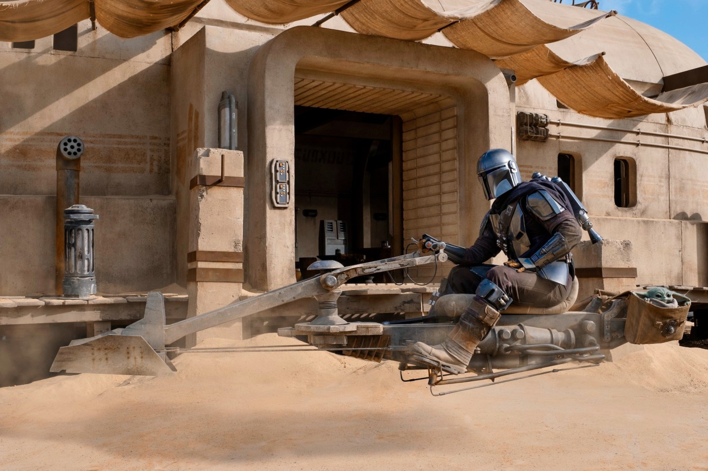 DIS.03.21.Mandalorian-huc2-016093_r_1690d0c4