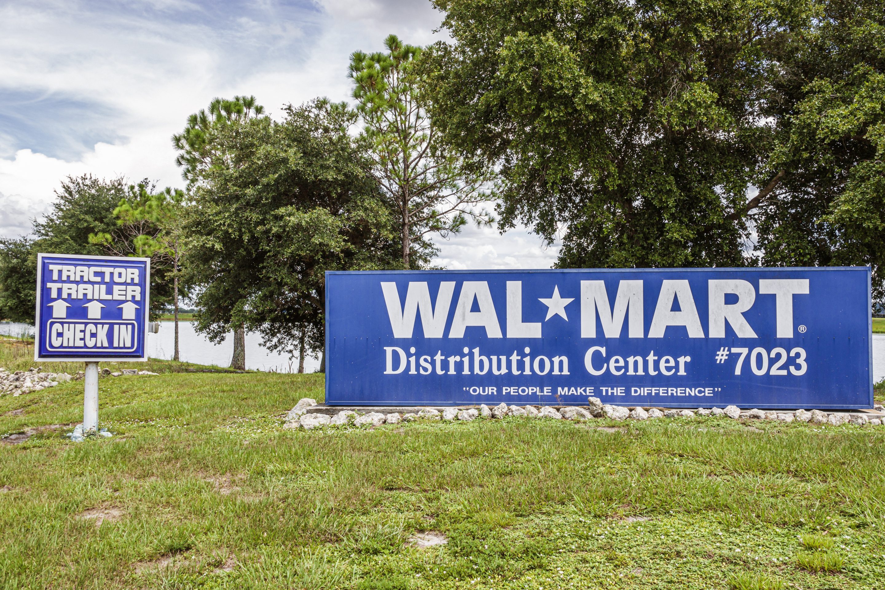 Walmart is paying bonuses to employees who delay vacations | Fortune