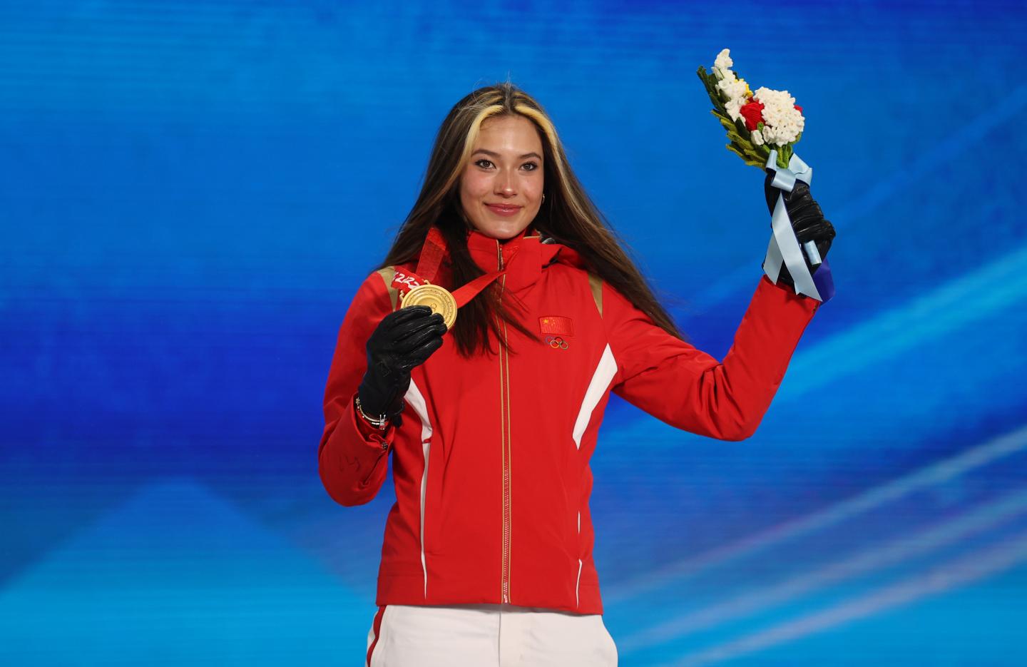 Eileen Gu posing with her gold medal
