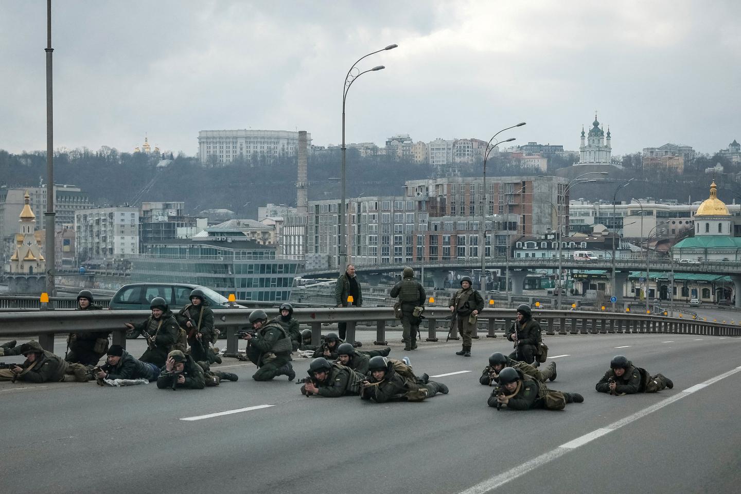 Servicemen of the Ukrainian National Guard take positions in central Kyiv.