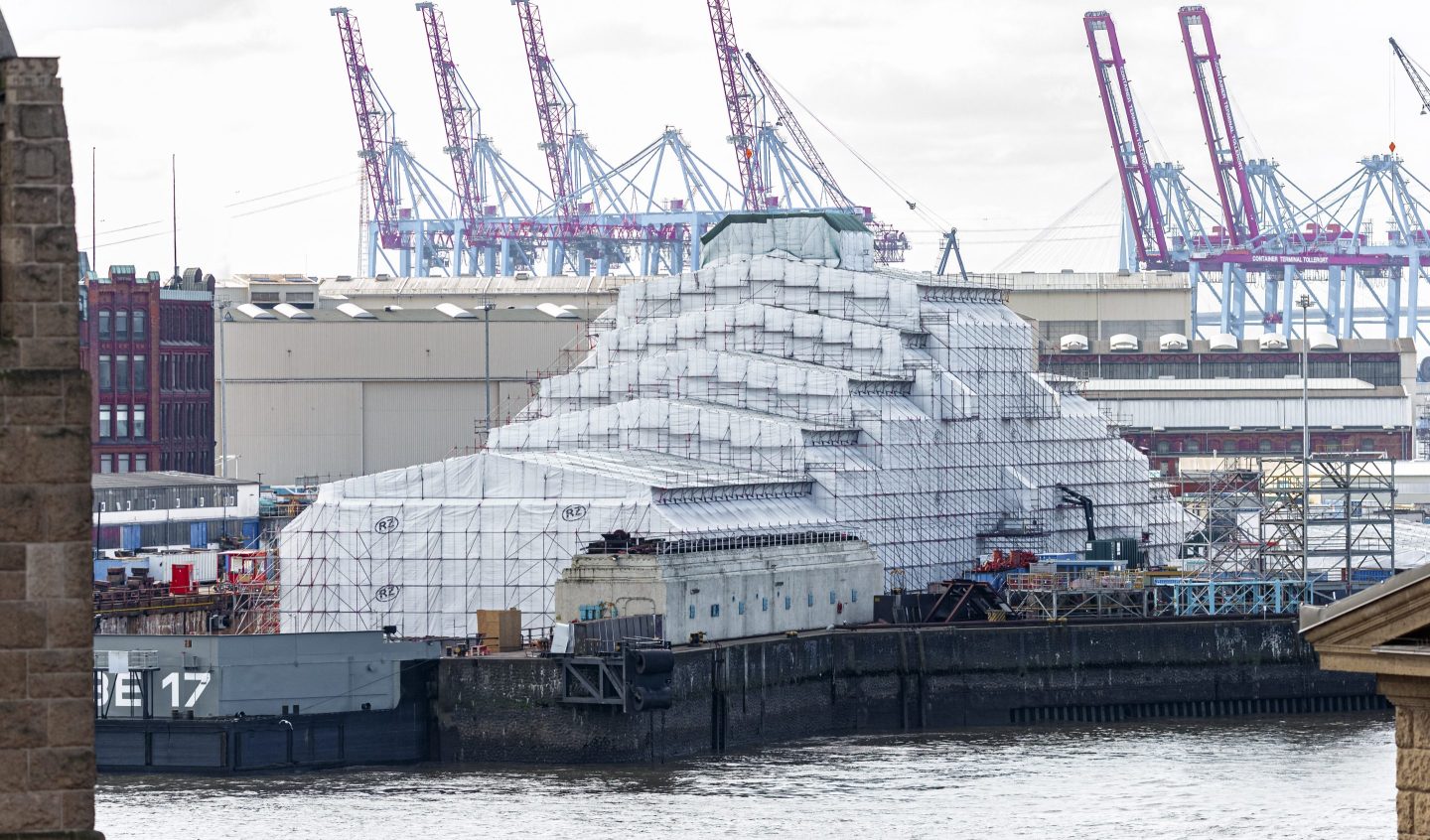 The mega-yacht "Dilbar" lies completely shrouded in the Blohm+Voss Dock Elbe 17 in the harbor.