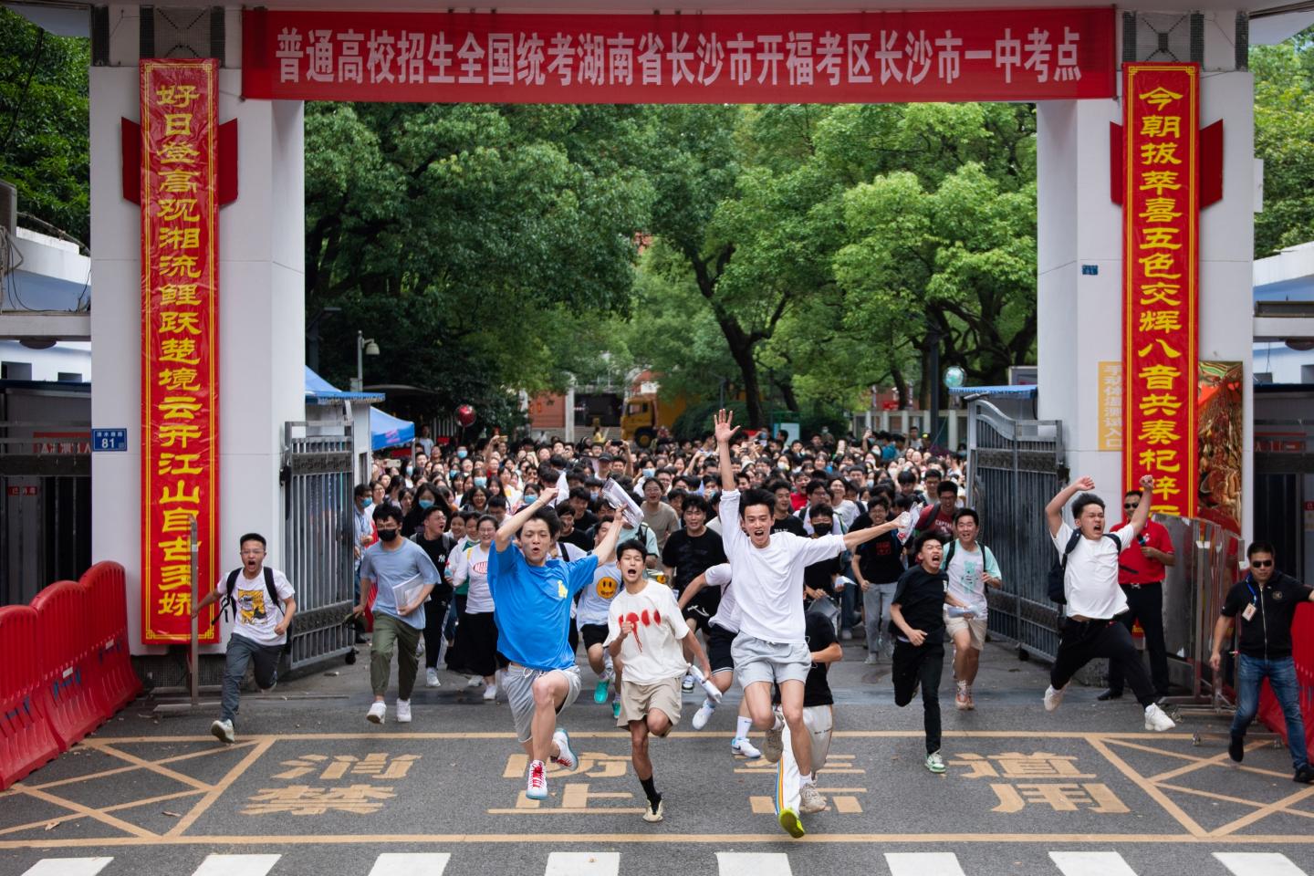 Photo of examinees running out of an college entrance exam site in Changsha, Hunan, China, on June 9, 2022.