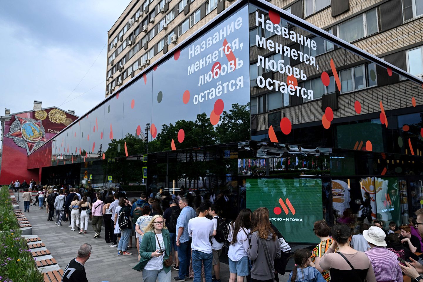 Customers queue up to try the Russian version of a former <a href="https://fortune.com/company/mcdonalds/" target="_blank">McDonald's</a> restaurant in Moscow on June 13, 2022
