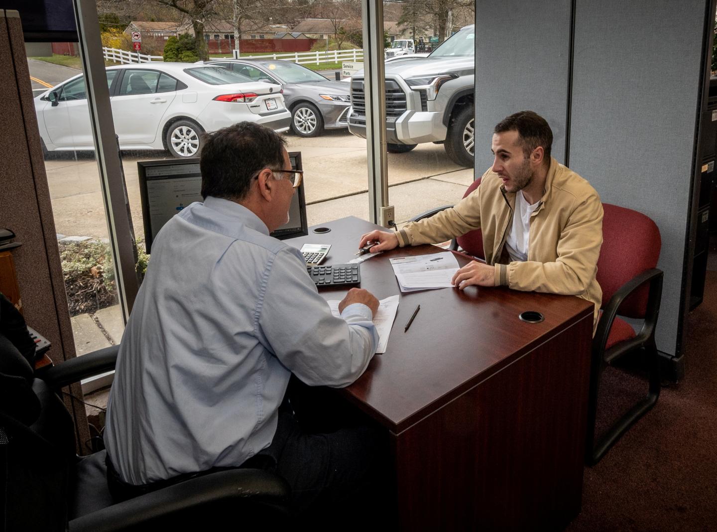 Customer negotiating to buy a new car