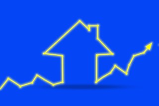 Illustration of a yellow interest rate trend line with the outline of a house in the middle of it and an arrow pointing up at the end.