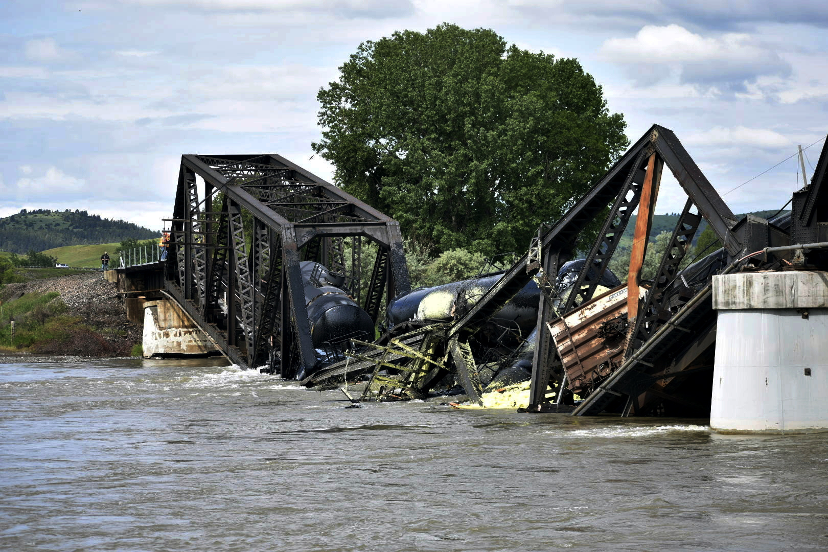 Montana bridge collapses over Yellowstone River - Vimarsana News