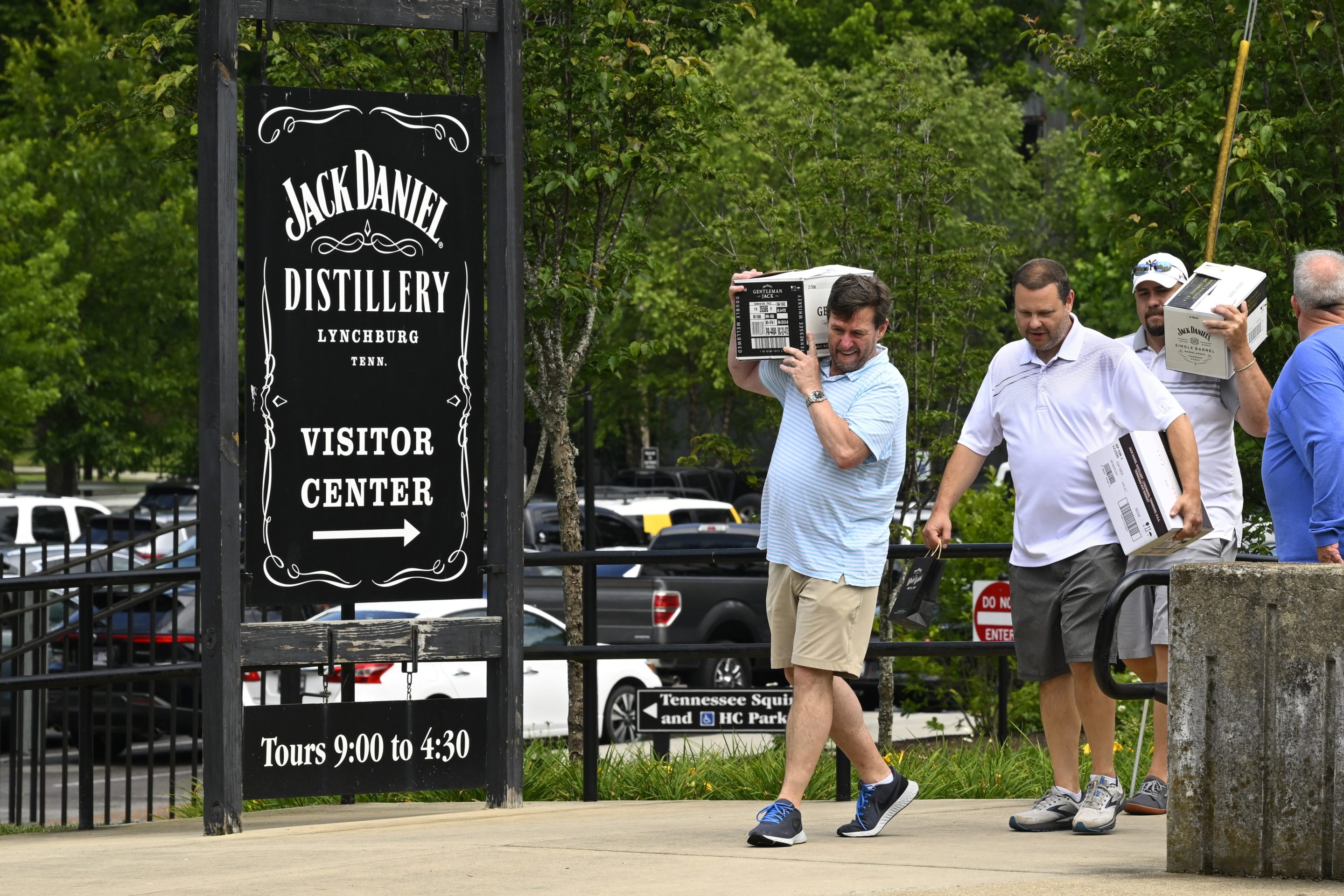 Bourbon, whiskey distillers fight with Kentucky, Tennessee politicians - Vimarsana News