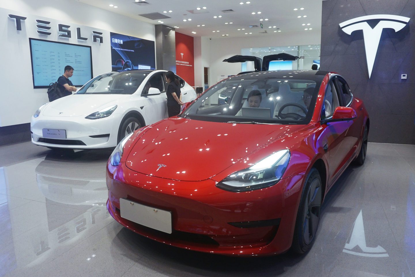 HANGZHOU, CHINA - AUGUST 14, 2023 - Customers buy electric cars at a Tesla store in Hangzhou, East China's Zhejiang province, Aug. 14, 2023. On the same day, Tesla announced that it had lowered the price of its two high-end Model Y models in the Chinese market, reducing the price of each car by $1,900 (about 14,000 yuan), and also announced an 8,000 yuan limited time insurance subsidy for existing Model 3 car orders. (Photo credit should read CFOTO/Future Publishing via Getty Images)