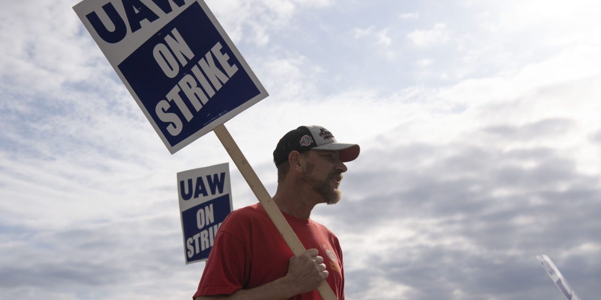 Detroit auto strikes: GM and UAW reach tentative deal on 30% pay increase - Vimarsana News
