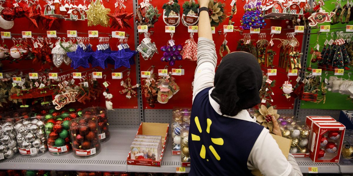 Holiday hiring tells the 2 stories of the U.K. and U.S. economies - Vimarsana News