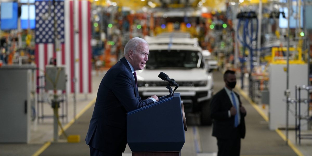 Electric vehicle sales growth slows rapidly as gas price falls to $3 per gallon nationwide - Vimarsana News