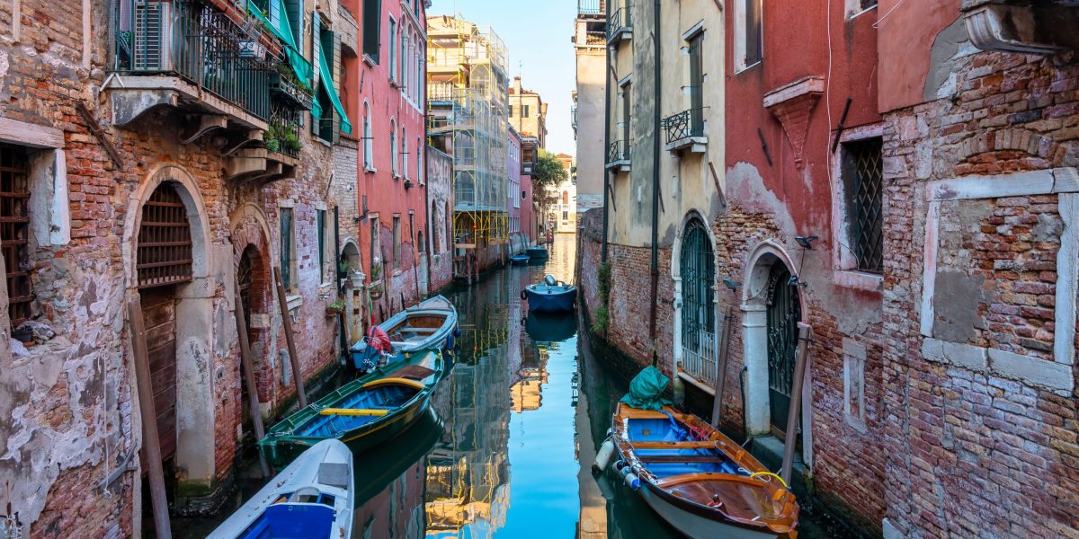 Venice targets day-trippers by limiting groups to half the size of coach bus Venice targets day-trippers by limiting groups to half the size of coach bus