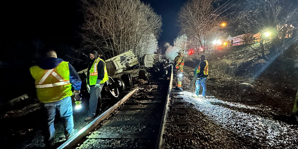10 railroad cars on cargo train carrying cooking oil and plastic pellets derailed in New York&mdash;and 2 ended up in a river