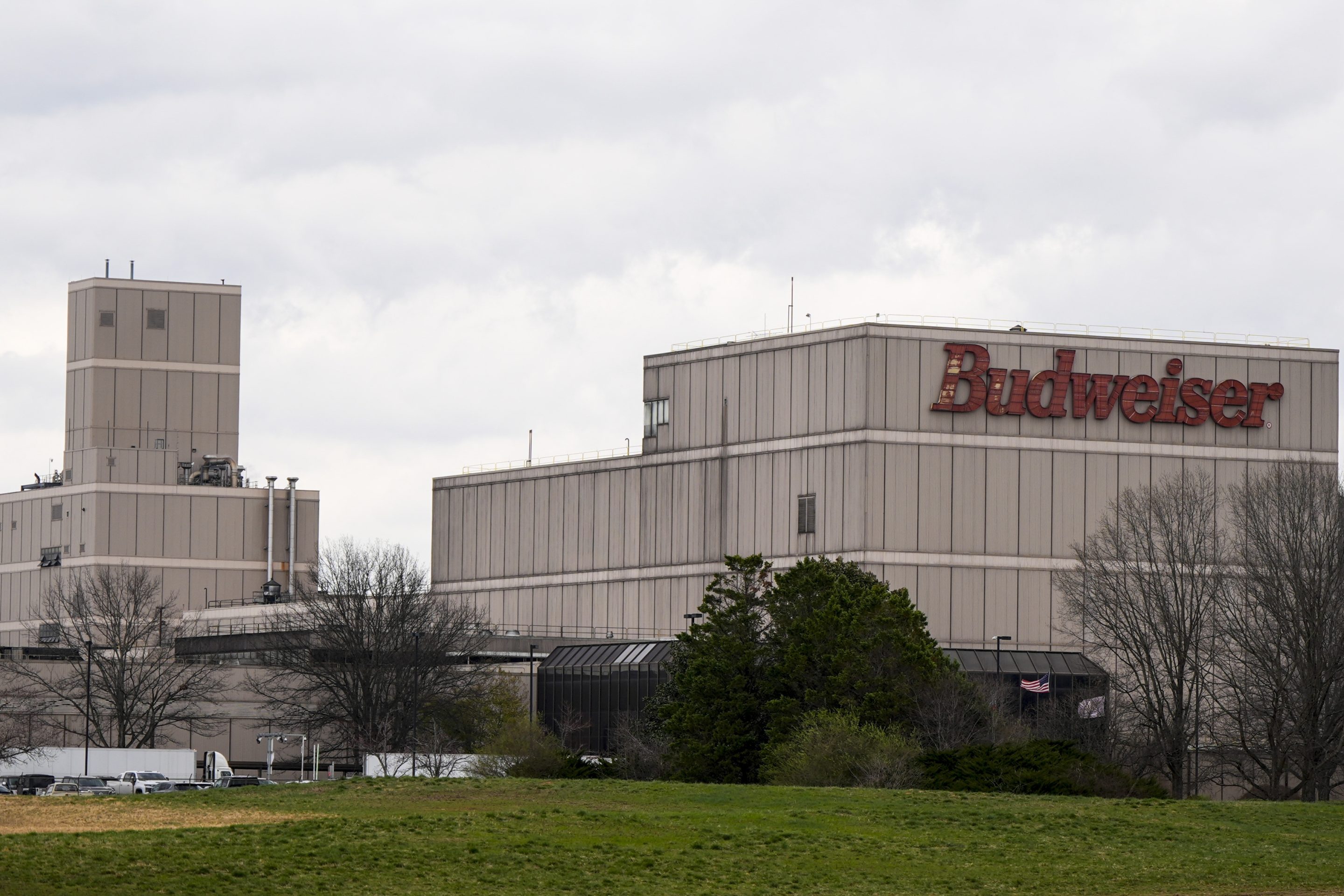 Anheuser-Busch has reached a new 5-year contract deal with the Teamsters to avoid a massive strike at its 12 U.S. plants - Vimarsana News