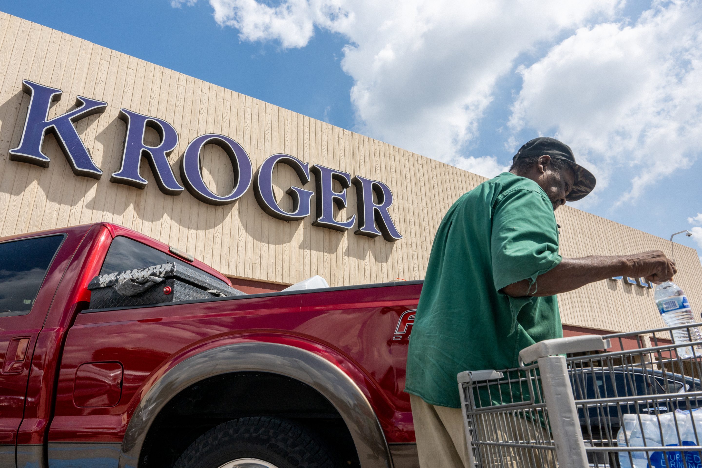 Kroger/Albertsons challenge by FTC draws in 71-year-old billionaire - Vimarsana News