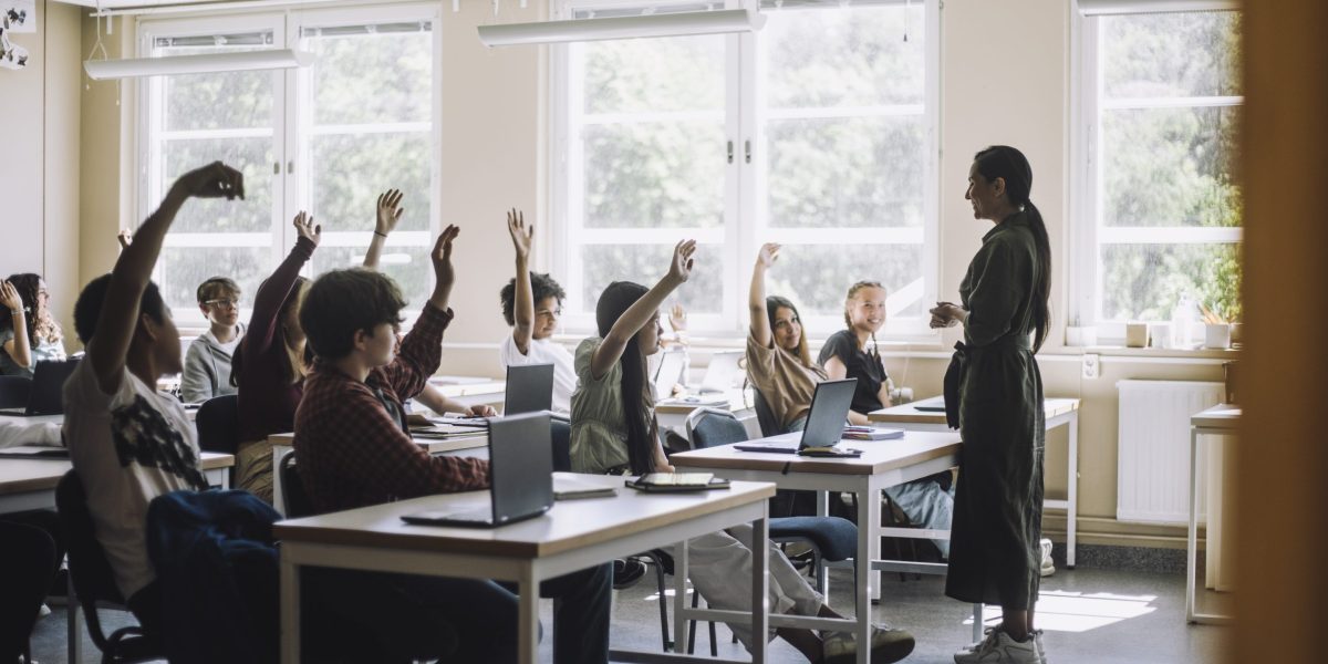 Gendered U.S. workforce shuts women out of top-paying jobs - Vimarsana News