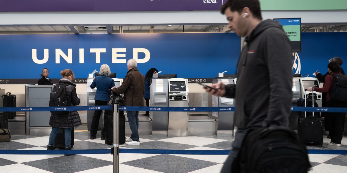 United Airlines flight forced to land in Chicago after bomb threat found written on a mirror in one of the plane&rsquo;s lavatories