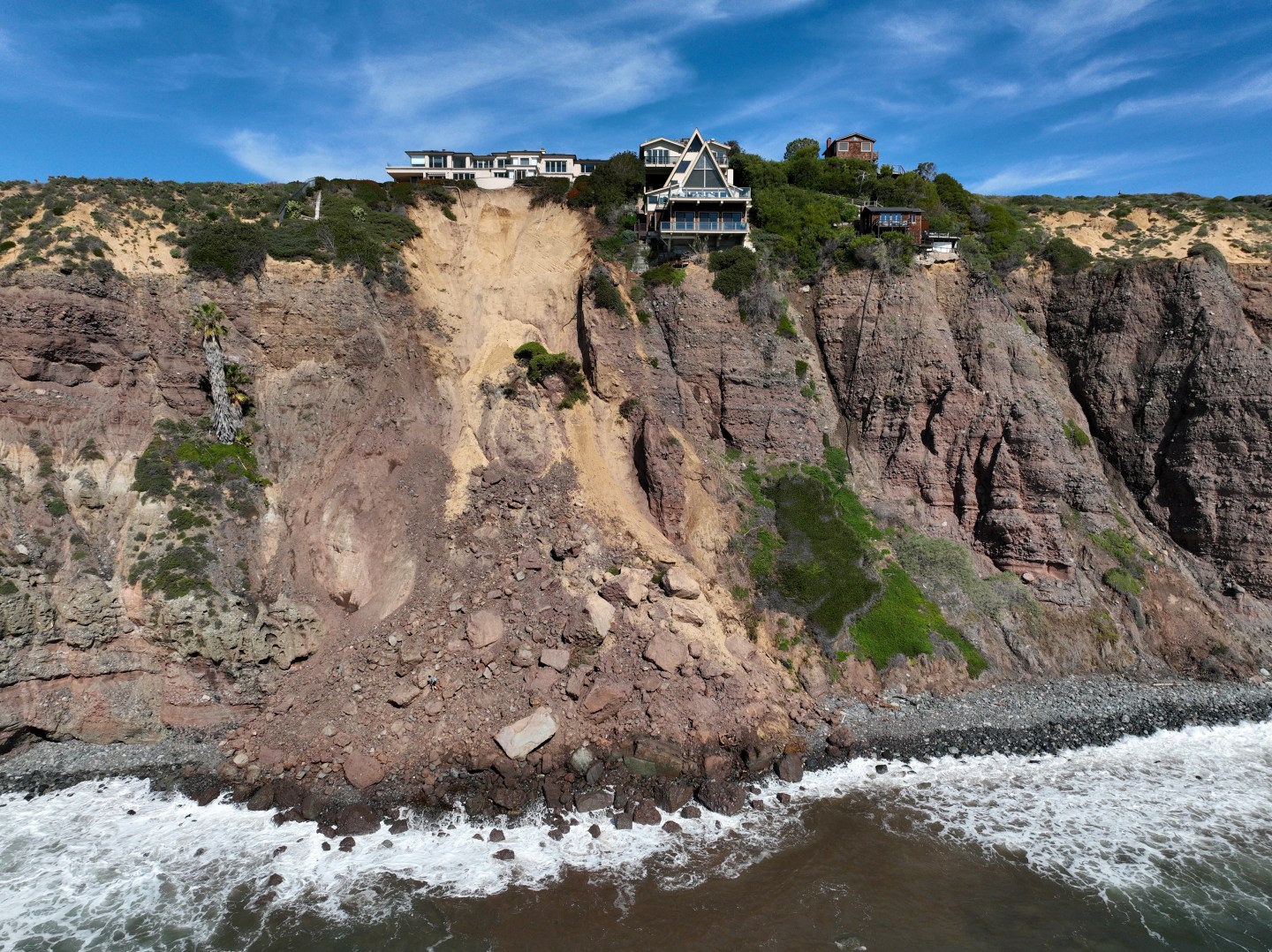 Three houses teetering over the edge of a cliff in Dana Point, California