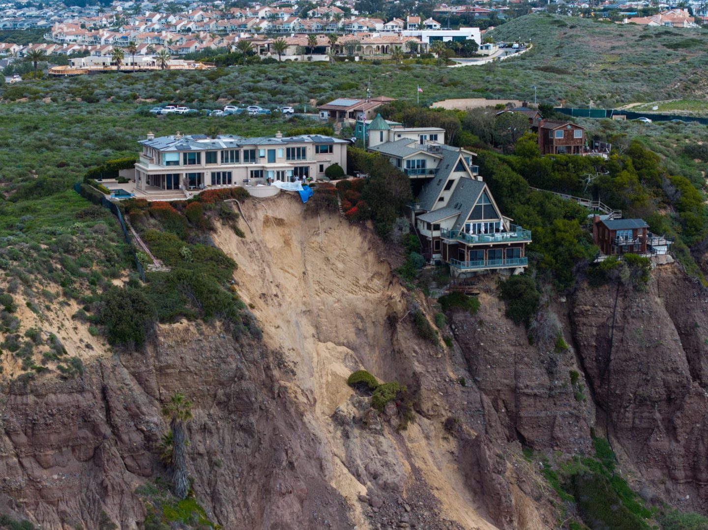 Houses in Dana Point, California, sitting on the precipice of a steep cliff.