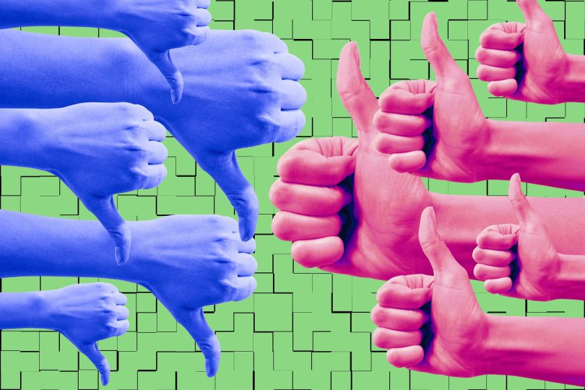 రాజకీయ పార్టీ రంగులలో బొటనవేలు మరియు బొటనవేలు.