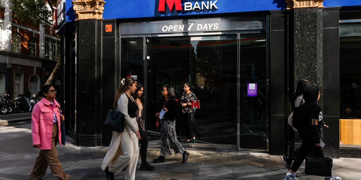 Struggling lender Metro Bank to cut 1000 employees in hopes of finding $38.4 million in savings